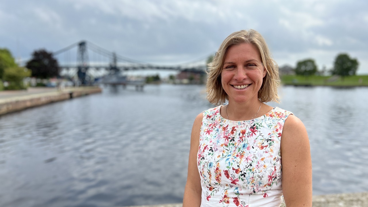 Antonia Immerz in front of the Kaiser-Wilhelm-Bridge in Wilhelmshaven. CWSS/Bostelmann.